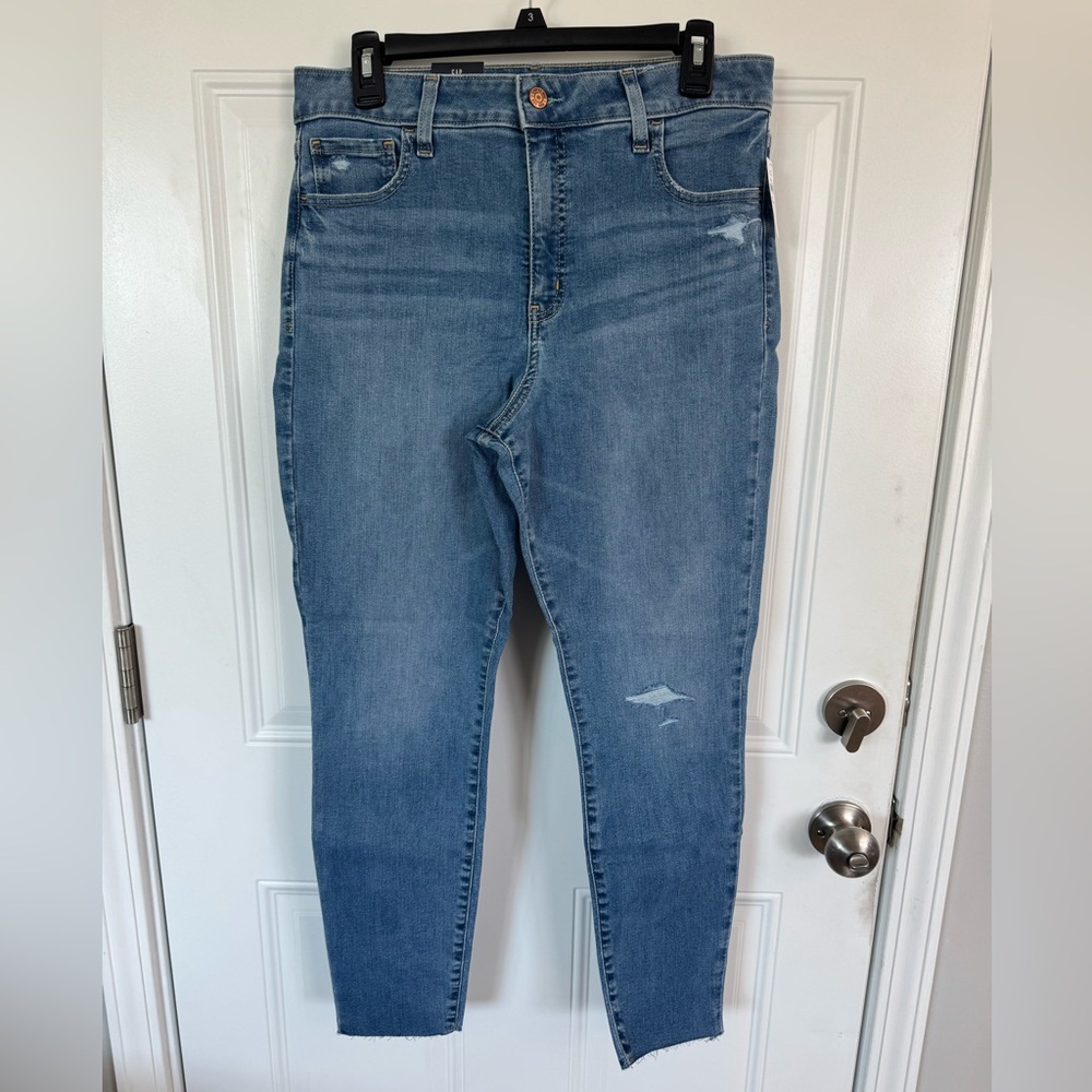 Gap Women’s Jeans Universal Jegging 32 / 14 Regular Medium Distressed NWT!
